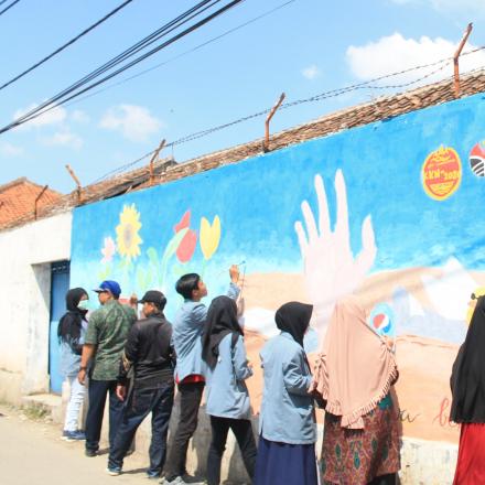 Menjadi Pengingat Akan Kebersihan, Mural Mahasiswa KKN-UPI Dinilai Perdana Masyarakat Desa Sukamenak